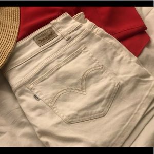 Levi’s Shorty Shorts in White